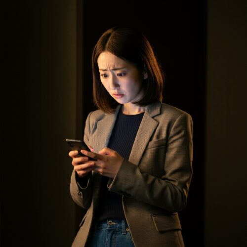 電話占いの鑑定結果に不安を抱える女性